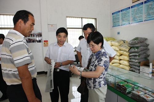  陜西省科技廳農業副處長張薇（右一）檢查指導益民農資連鎖店